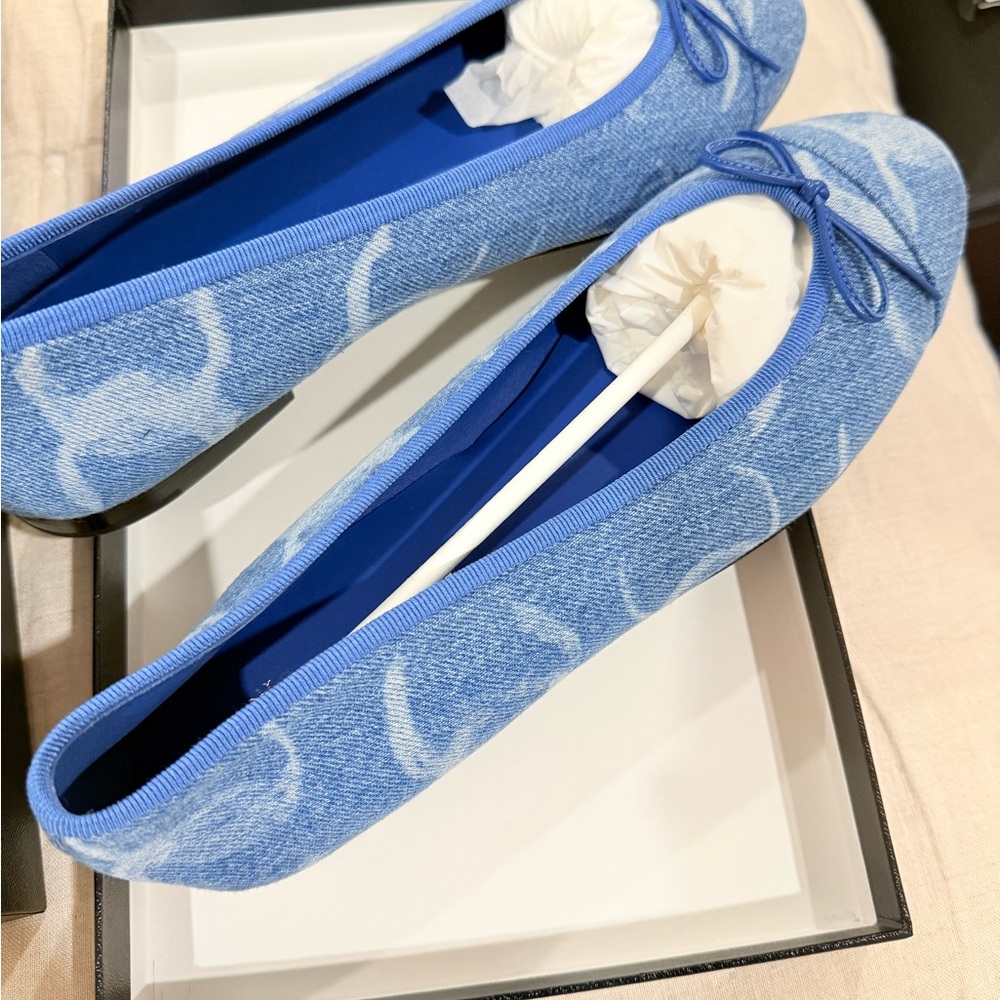 CHANEL Denim Flats with CC impression, size 40, new in box with dust bag, unworn - Picture 6 of 16